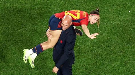 Spanish football chief refuses to resign over World Cup kiss